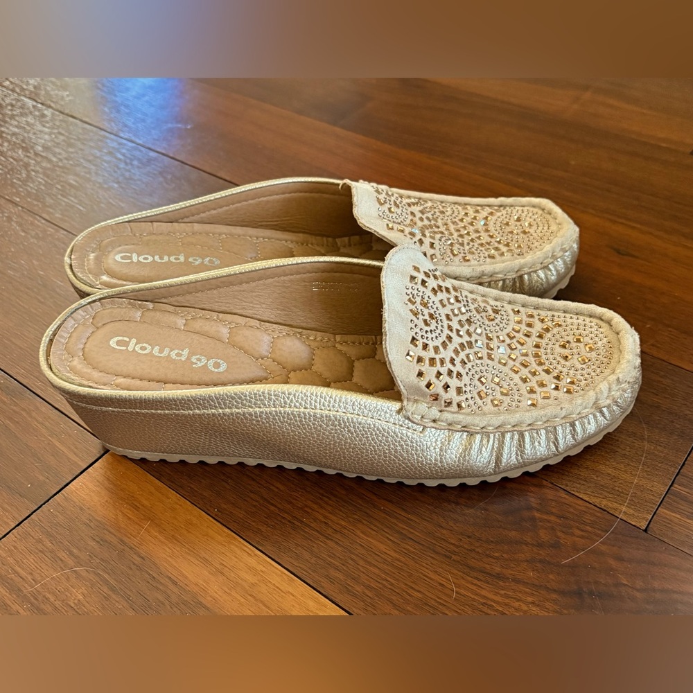 CLOUD 90 “Enjoy” metallic gold faux leather wedge with embellishment - Size 10